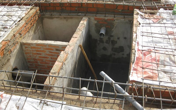 Lắp đặt bể phốt dưới gầm cầu thang